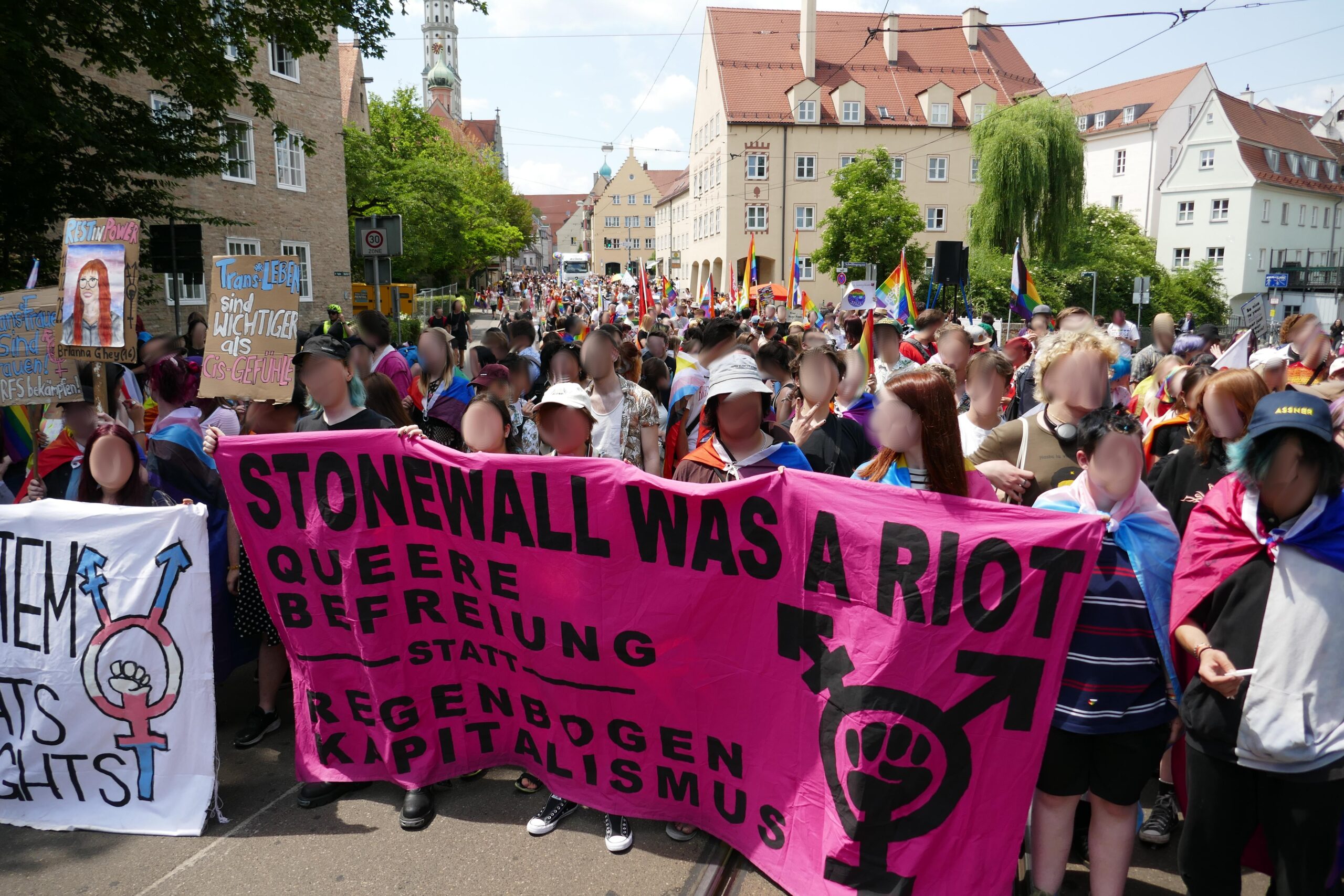 Kämpferischer Block auf dem CSD Augsburg – Parade mit 6000 Teilnehmenden – Blockadeaktionen gegen Parteistände!