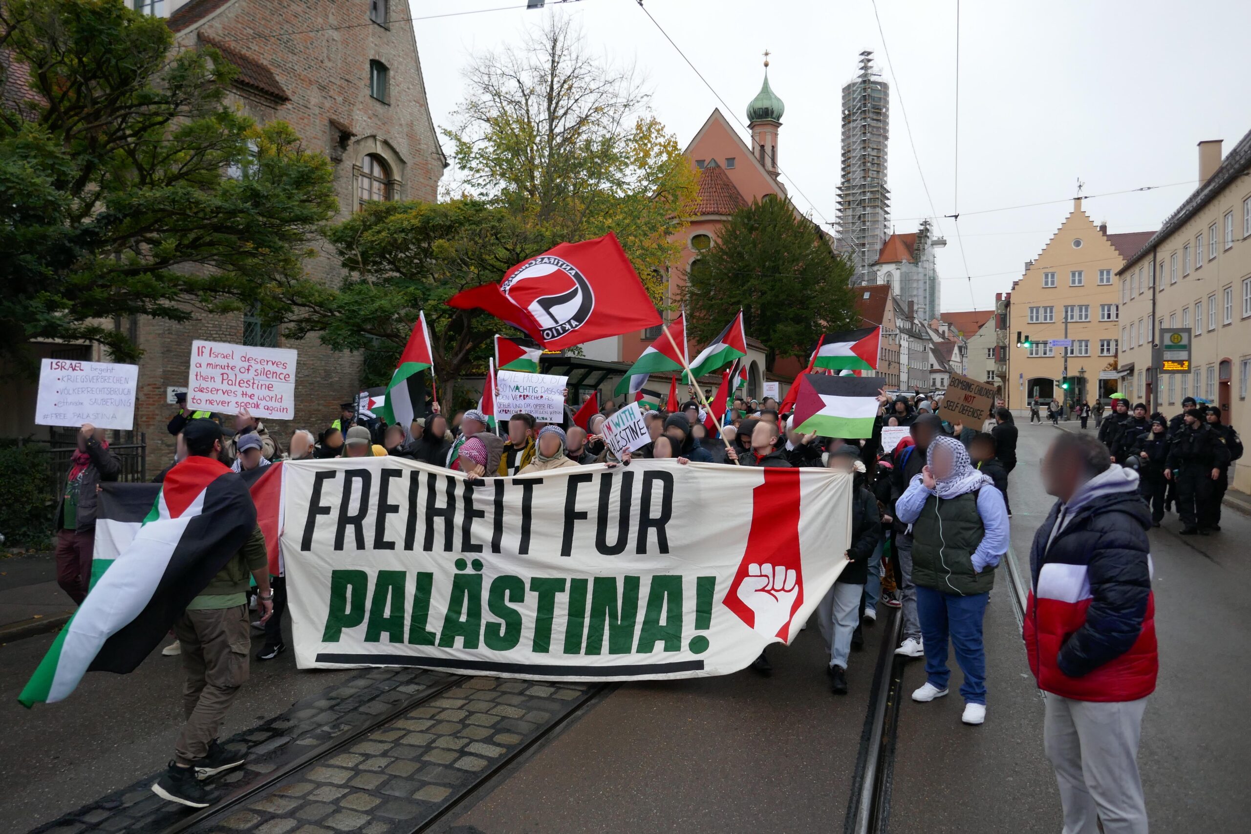 Lautstarke Demonstration durch Augsburg gegen Krieg und Besatzung