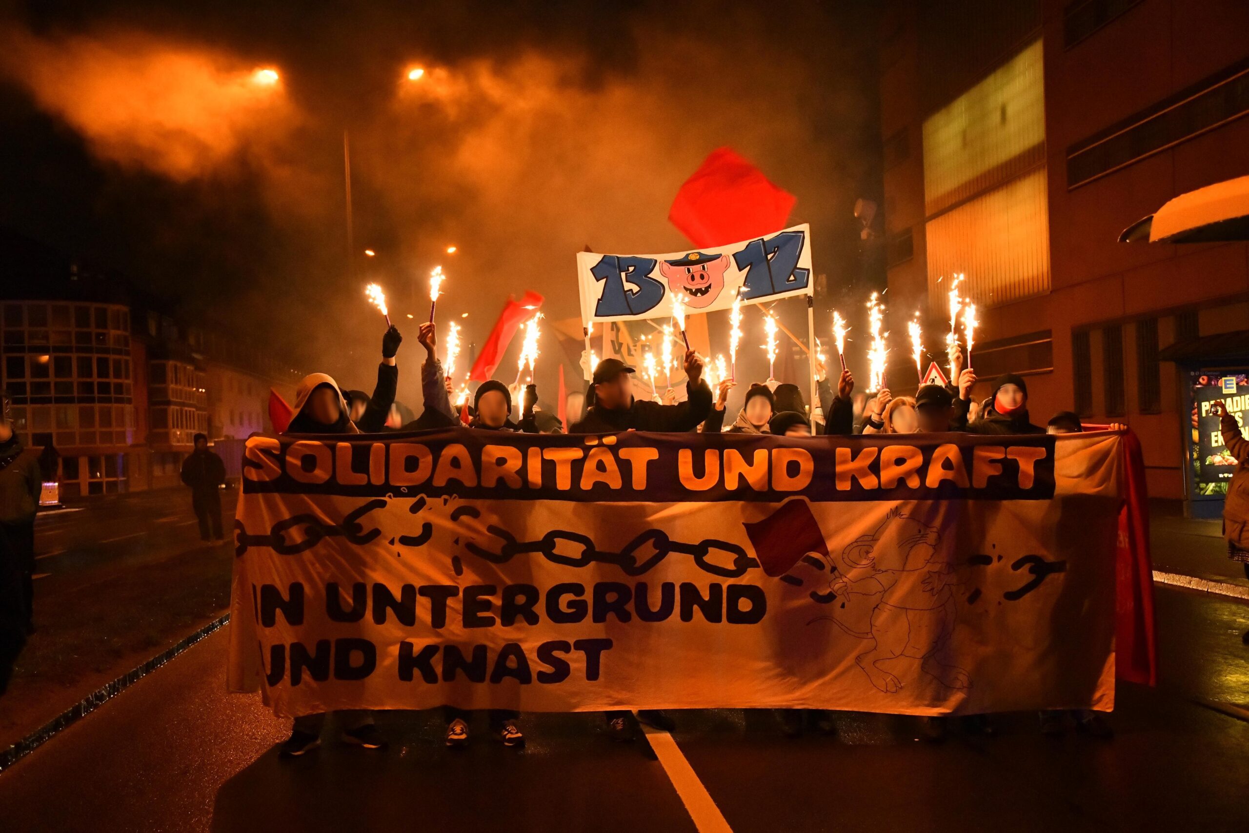 Kämpferischer Arrestantritt von Leo und anschließende Demo zum Tag der politischen Gefangenen – Freiheit für Leo und Tahir!